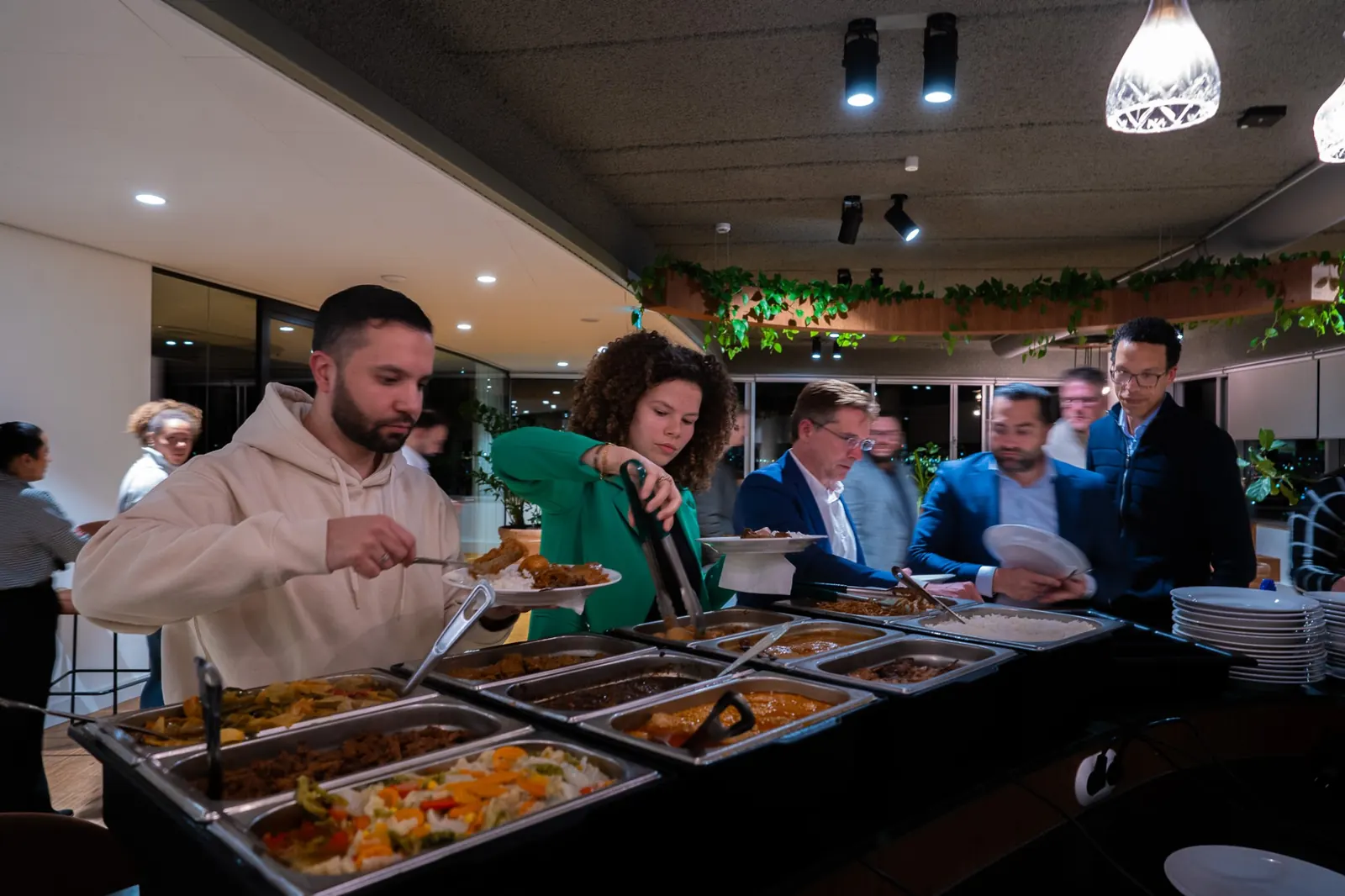 Deelnemers scheppen op aan het buffet tijdens de meet-up